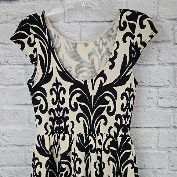 Francesca's Buttons Damask Jaquard Knit Scuba Dress Sleeveless Fit & Flare Mini - Picture 5 of 9